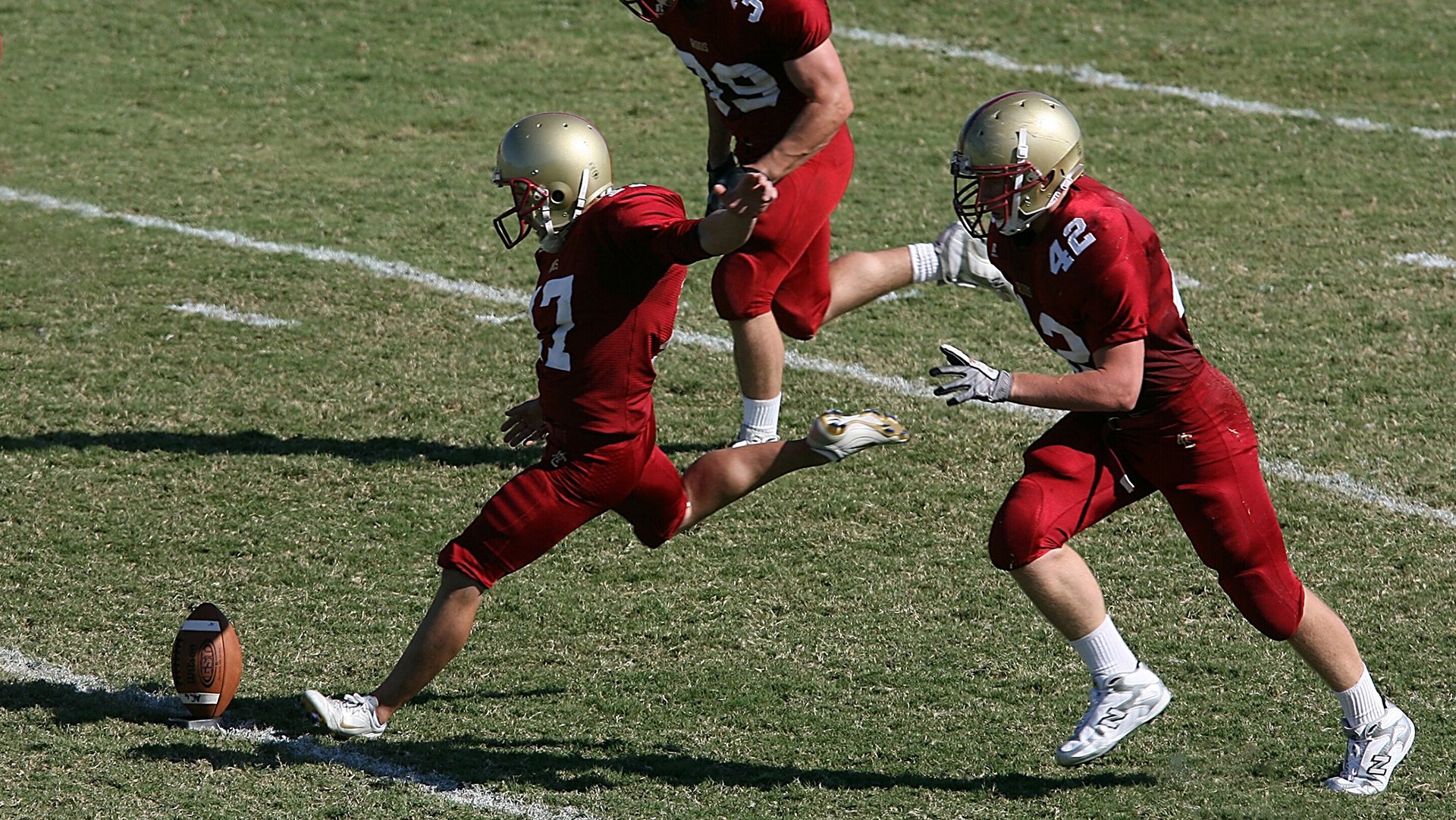 “校园足球选拔赛火热开启，挖掘青少年潜力”，校园足球学校足球赛