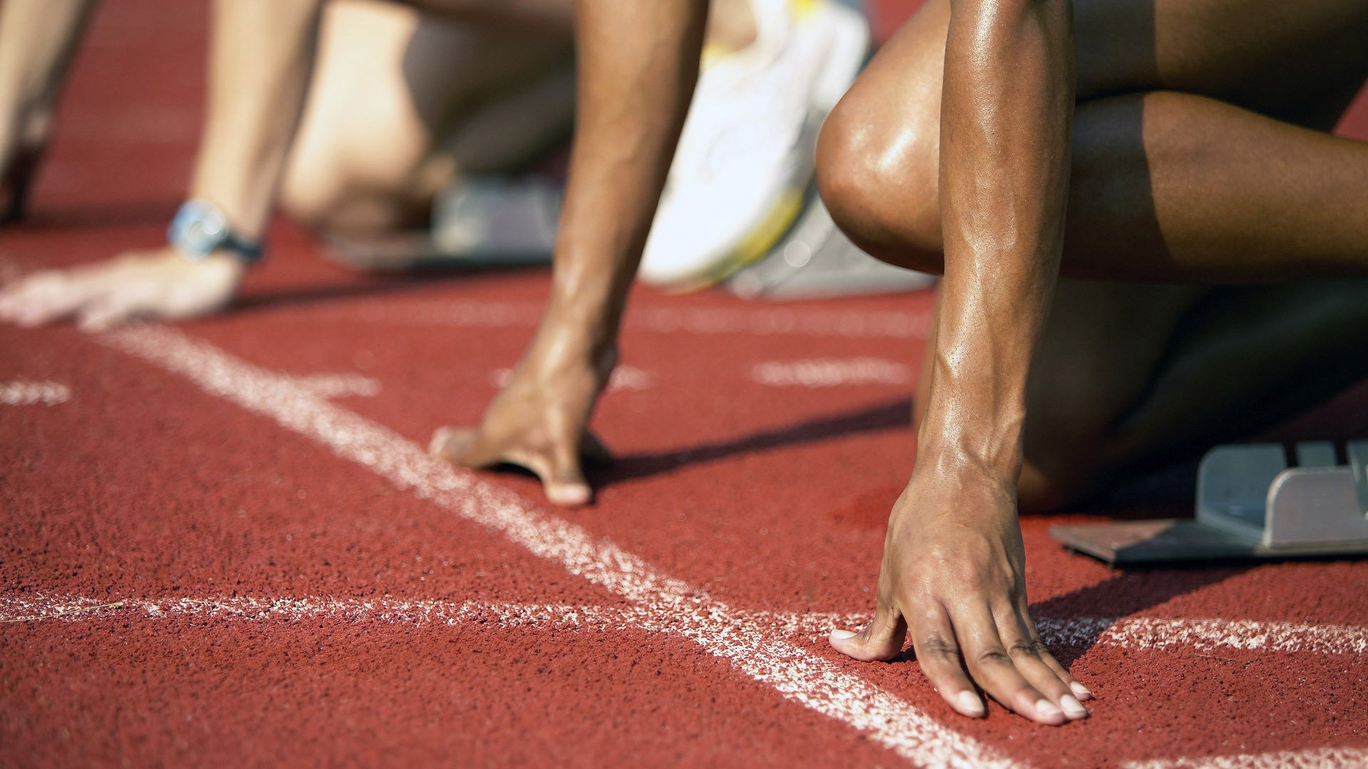 “校园足球选拔赛火热开启，挖掘青少年潜力”，校园足球学校足球赛